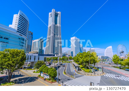 日本の横浜都市景観9月8日。横浜ランドマークタワーやヨコハマエアキャビンの桜木町駅などを望む 130727470