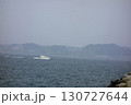 遠くに霞がかかった海が広がる真夏の湘南の海景 130727644