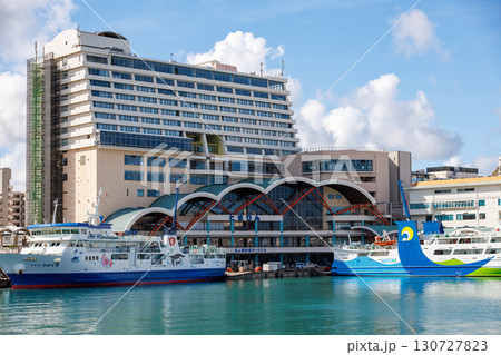 出港した船から見る那覇泊港の風景。泊大橋やとまりんが見える。沖縄県那覇市那覇泊港-2025/6/26 130727823