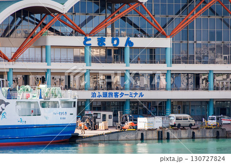 出港した船から見る那覇泊港の風景。泊大橋やとまりんが見える。沖縄県那覇市那覇泊港-2025/6/26 130727824