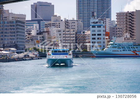 慶良間諸島の渡嘉敷島へゆく高速ジェットフェリー。 マリンライナーとかしき。沖縄県那覇市那覇泊港 130728056
