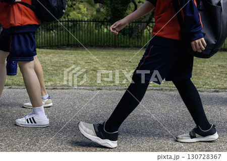 課外学習で公園内を移動する生徒の足元風景 課外学習で公園内を移動する生徒の足元風景 130728367