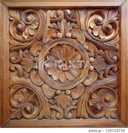 古い木彫りの装飾 130728739