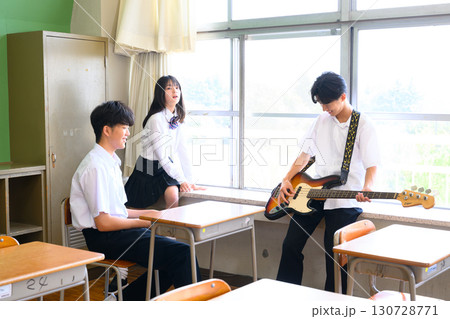 文化祭に向けてバンド練習をする生徒たち 学校の教室での青春イメージ 文化祭に向けてバンド練習をする生徒たち 学校の教室での青春イメージ 130728771