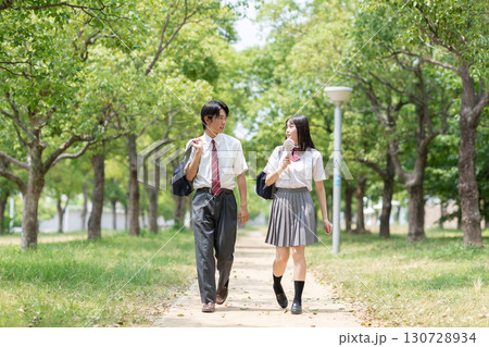 公園を歩く高校生 130728934