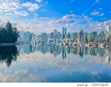水面に映るバンクーバーのビル群 130729026