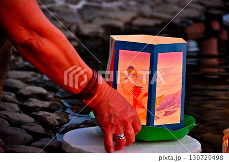 灯籠流しをする人の手 万灯会 俱利伽羅不動寺西之坊鳳凰殿 灯籠流しをする人の手 万灯会 俱利伽羅不動寺西之坊鳳凰殿 130729498