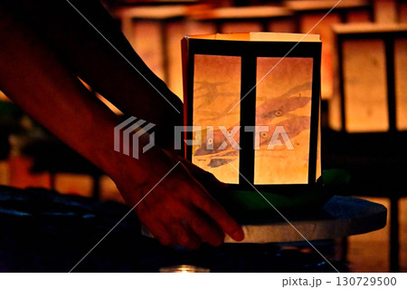 灯籠流しをする人の手　万灯会　俱利伽羅不動寺西之坊鳳凰殿 130729500