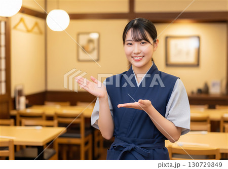 笑顔で仕事を頑張る学生アルバイトスタッフ 130729849