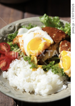 半熟目玉焼きとチーズ入りデミハンバーグのロコモコ 半熟目玉焼きとチーズ入りデミハンバーグのロコモコ 130730026