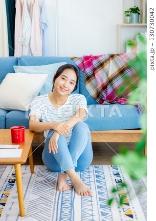 一人暮らしの女性 130730042