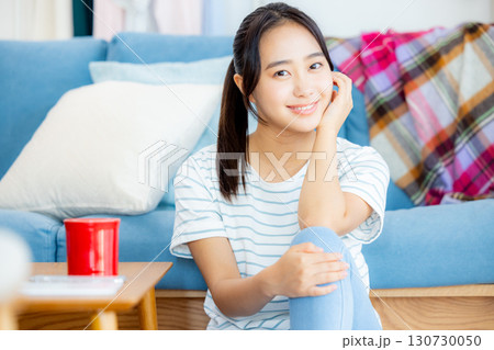リビングでくつろぐ若い女性 130730050