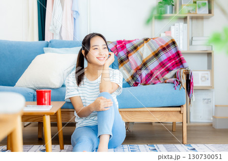 リビングでくつろぐ若い女性 130730051
