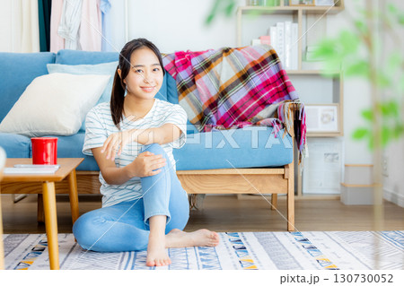 リビングでくつろぐ若い女性 130730052
