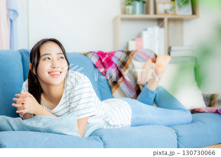 リビングでくつろぐ若い女性 リビングでくつろぐ若い女性 130730066