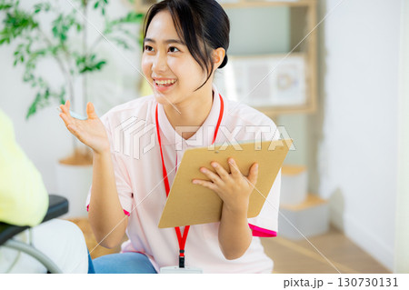 若い女性、介護士、車椅子、トレーナー 若い女性、介護士、車椅子、トレーナー 130730131