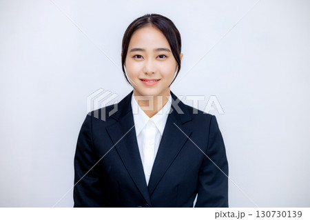 カメラ目線で話すスーツを着た若い女性 カメラ目線で話すスーツを着た若い女性 130730139