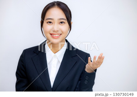 カメラ目線で話すスーツを着た若い女性 カメラ目線で話すスーツを着た若い女性 130730149