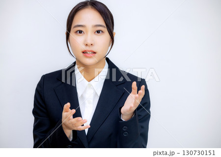 カメラ目線で話すスーツを着た若い女性 カメラ目線で話すスーツを着た若い女性 130730151