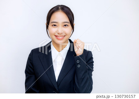カメラ目線で話すスーツを着た若い女性 130730157
