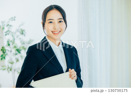 リクルートスーツの女性　新入社員 130730175