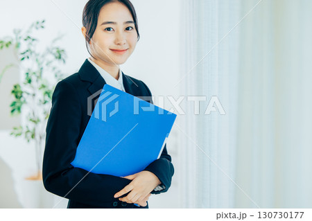 リクルートスーツの女性　新入社員 130730177