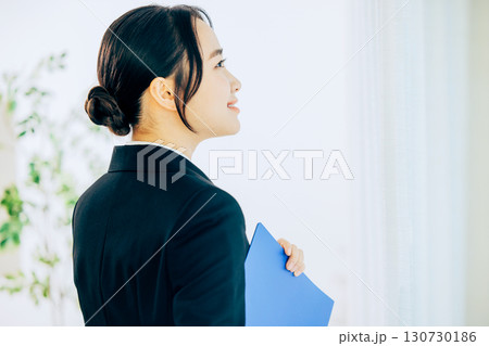 リクルートスーツの女性 新入社員 リクルートスーツの女性 新入社員 130730186