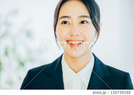 リクルートスーツの女性 新入社員 リクルートスーツの女性 新入社員 130730188