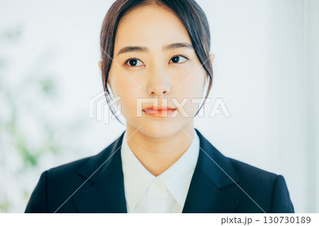 リクルートスーツの女性　新入社員 130730189