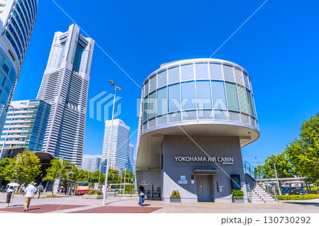 日本の横浜都市景観9月8日。横浜ランドマークタワーや…エアキャビンの桜木町駅などを望む 130730292