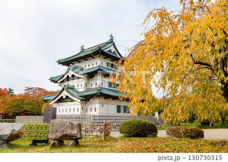 青森 弘前城 紅葉に染まる天守 青森 弘前城 紅葉に染まる天守 130730315