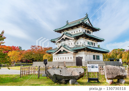 青森 弘前城　紅葉に染まる天守 130730318