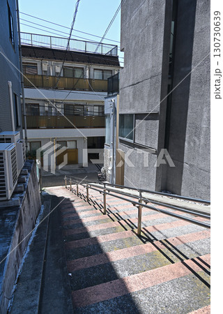 宮沢賢治住居跡の碑が建つ文京区本郷の階段【東京都文京区】 宮沢賢治住居跡の碑が建つ文京区本郷の階段【東京都文京区】 130730639