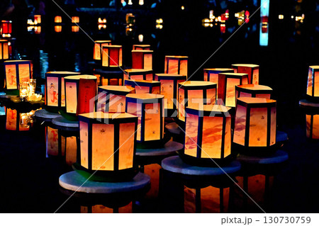 俱利伽羅不動寺西之坊鳳凰殿の灯籠流し　万灯会 130730759