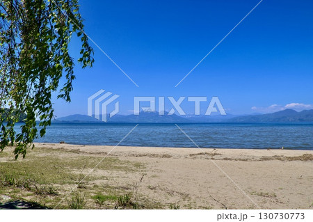 猪苗代湖と磐梯山・青松浜（福島県郡山市・湖南町） 130730773