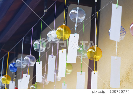夏を彩るカラフルな風鈴の並び 130730774