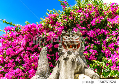 シーサーとブーゲンビリア 130731528