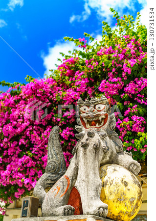 シーサーとブーゲンビリア 130731534