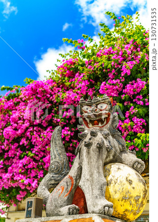シーサーとブーゲンビリア 130731535