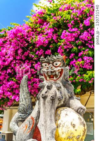 シーサーとブーゲンビリア 130731540