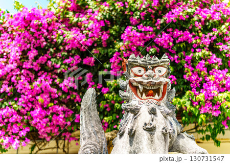 シーサーとブーゲンビリア 130731547