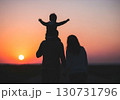 (AI生成)家族イメージ　夕陽と子どもを肩車する親子のシルエット 130731796
