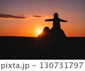 (AI生成)家族イメージ　夕陽と子供を肩車する親子のシルエット 130731797