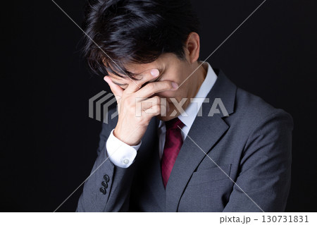 思い悩むスーツ姿のミドル男性ビジネスマン 思い悩むスーツ姿のミドル男性ビジネスマン 130731831