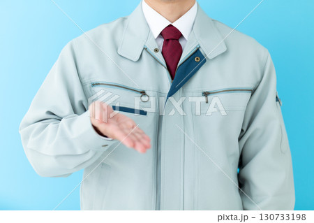 提案のポーズをする作業着姿のミドル男性ビジネスマン 提案のポーズをする作業着姿のミドル男性ビジネスマン 130733198