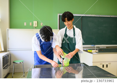 料理教室で学ぶ男子学生　二人で楽しくクッキングするシーン 130733961