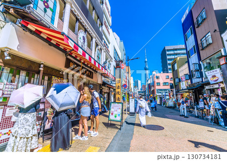 日本の東京都市景観9月1日。猛烈な暑さ…インバウンド続く…外国人観光客らで賑わう浅草寺・伝法院通り… 日本の東京都市景観9月1日。猛烈な暑さ…インバウンド続く…外国人観光客らで賑わう浅草寺・伝法院通り… 130734181