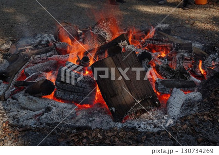 初詣神社境内でお焚き上げ1 初詣神社境内でお焚き上げ1 130734269