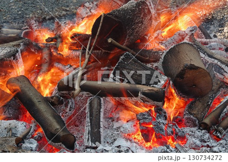 初詣神社境内でお焚き上げ4 130734272