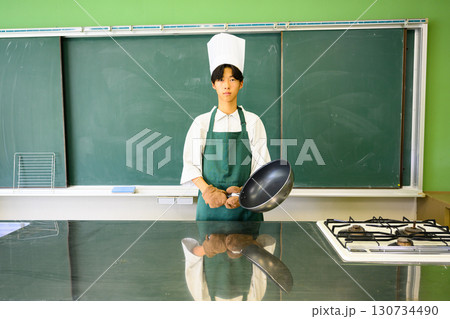 料理教室で学ぶ男子学生 料理を習う若者のライフスタイル 料理教室で学ぶ男子学生 料理を習う若者のライフスタイル 130734490